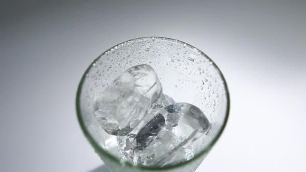 Glas Wasser Mit Eis Auf Weißem Hintergrund — Stockvideo