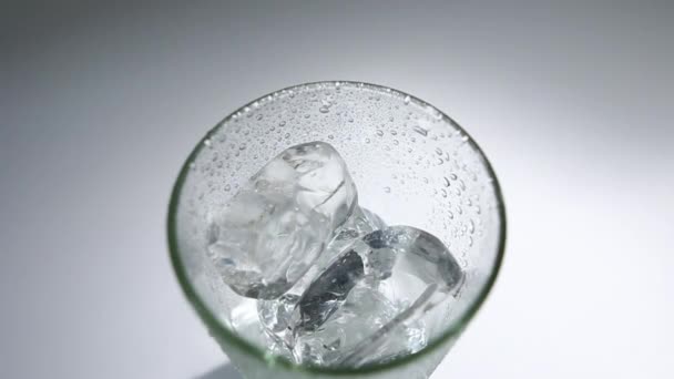 Verre Eau Avec Glace Sur Fond Blanc — Video