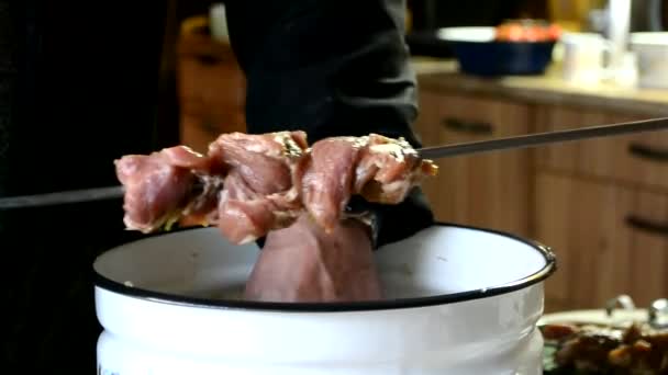 Cocinero Cocinar Carne Una Parrilla — Vídeos de Stock