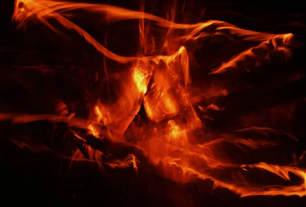 Die Lodernden Flammen Des Nächtlichen Lagerfeuers — Stockfoto