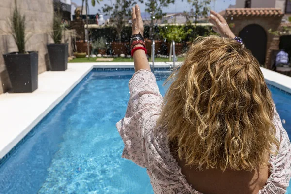 Una Joven Rubia Sentada Cerca Una Piscina Con Piernas Agua — Foto de Stock