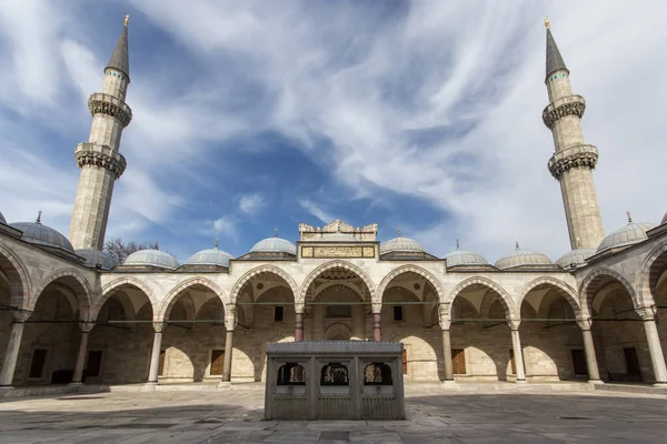 Låg Vinkel Skott Suleymaniye Moské Countryard Istanbul Turkiet — Stockfoto