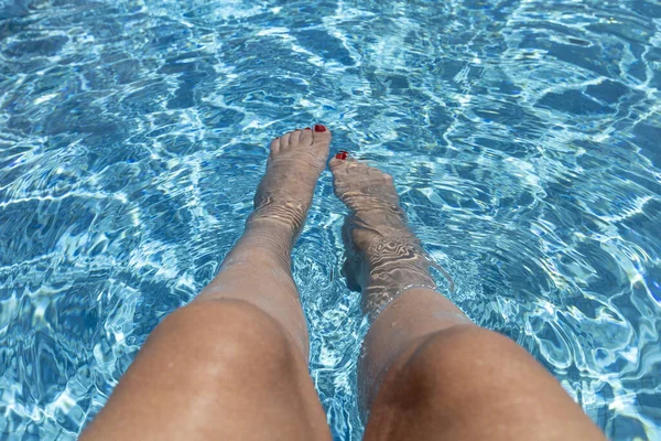 Las Piernas Una Mujer Agua Clara Una Piscina — Foto de Stock