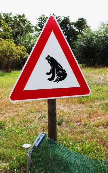 森の中のカエルゾーンの標識 — ストック写真