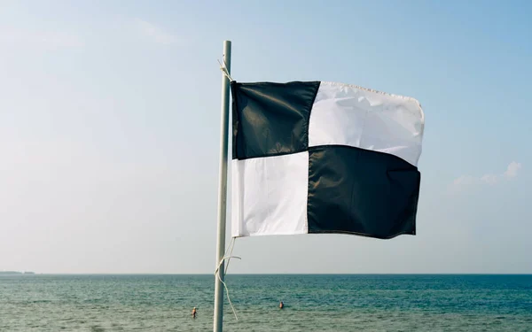 Primer Plano Una Bandera Blanca Negra Playa — Foto de Stock