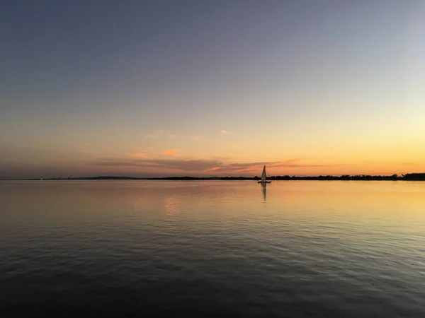 Vysoký Úhel Záběru Plachetnice Vodě Colorgul Panorama Během Západu Slunce — Stock fotografie