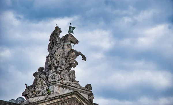 Jezdecká Socha Santiaga Matamorose Vrcholku Středového Reliéfu Paláce Rajoy Santiagu — Stock fotografie