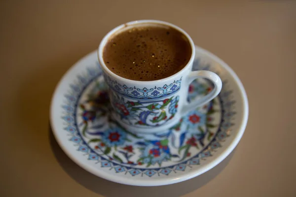 Gros Plan Une Tasse Café Turque Noire Avec Design Détaillé — Photo
