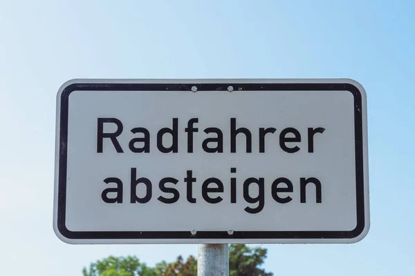 Знак Немецком Языке Radfahrer Absteigen Означает Велосипедисты Должны Спешиться Ходить — стоковое фото