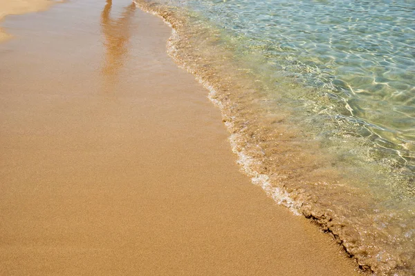 Closeup Shot Beautiful Blue Sea Wave Touching Golden Sand Beach — Stock Photo, Image