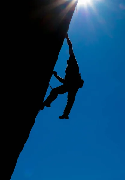 Vertical Shot Silhouette Person Going Roof Building Rope — Stock Photo, Image