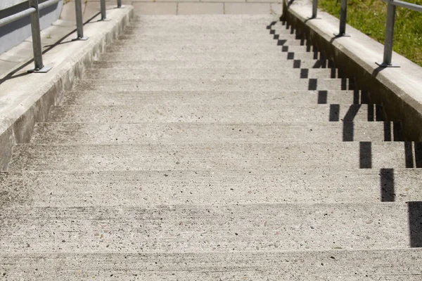 ドイツの歩行エリアにあるコンクリート製の階段 — ストック写真