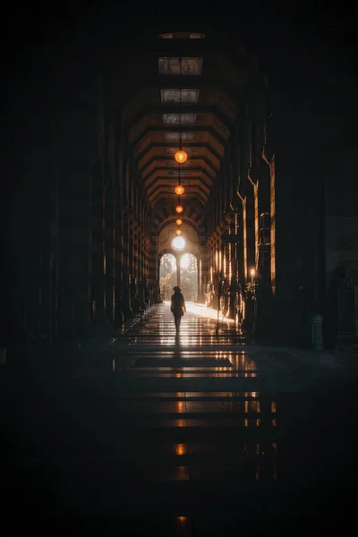 Une Personne Seule Marchant Dans Tunnel Sombre Avec Lumière Arrière — Photo