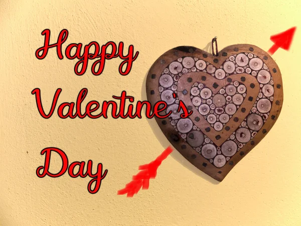 Eine Frohe Botschaft Zum Valentinstag Mit Dekoriertem Holzherz Auf Gelbem — Stockfoto