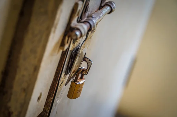 Ένα Κοντινό Πλάνο Παλιές Κλειδαριές Στην Πόρτα — Φωτογραφία Αρχείου