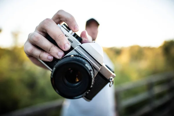 Close Uma Câmera Profissional Entregue Por Fotógrafo Irreconhecível — Fotografia de Stock