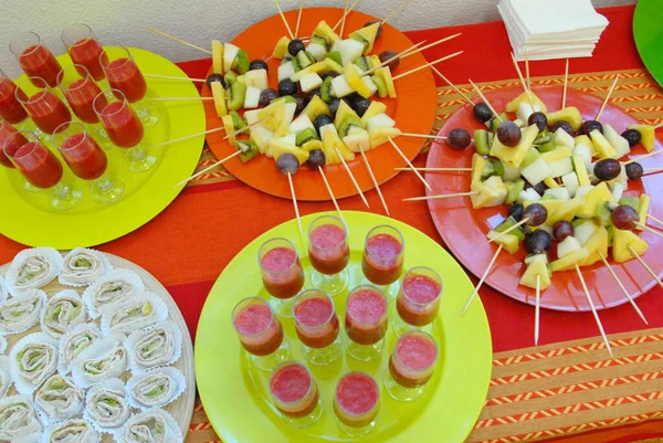 Una Vista Superior Aperitivos Fríos Platos Coloridos Con Mantel Rojo — Foto de Stock