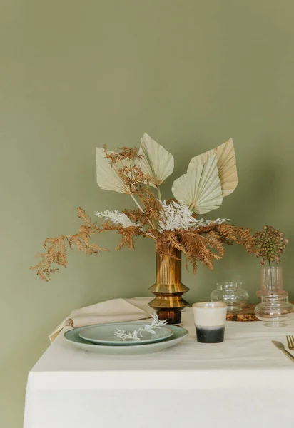 Ένα Όμορφα Διακοσμημένο Τραπέζι Λουλούδια Αγγείου Και Επιτραπέζια Σκεύη Στο — Φωτογραφία Αρχείου