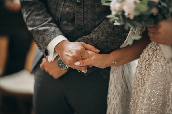 新郎新婦の手を握るのクローズアップショット — ストック写真
