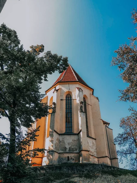 Nízký Úhel Pohledu Kostel Kopci Sighisoara Rumunsku — Stock fotografie
