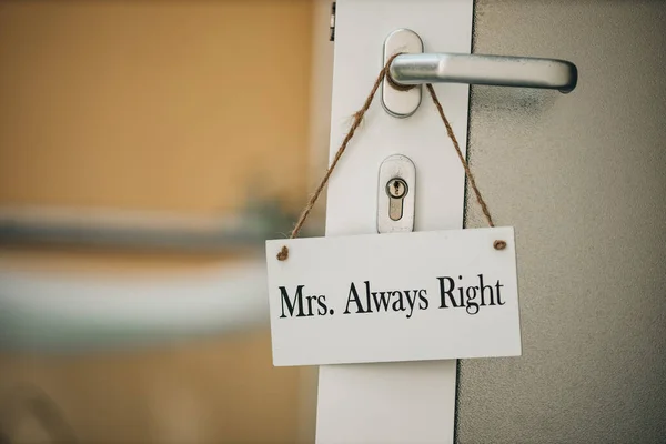 Egy Üres Mrs Always Right Lóg Kilincsen Mint Egy Esküvői — Stock Fotó