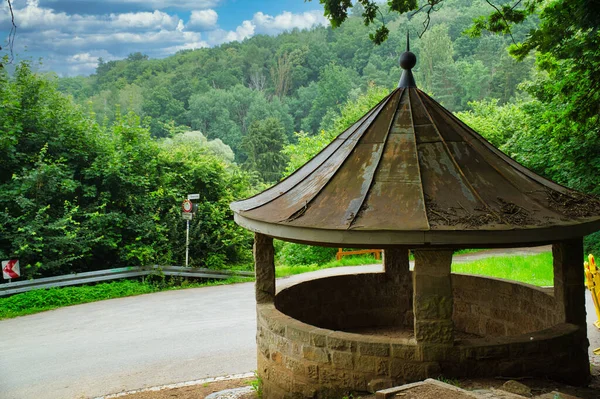 Nahaufnahme Eines Alten Brunnens Auf Der Straße Inmitten Der Natur — Stockfoto