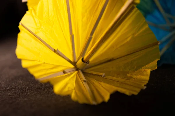 Gli Ombrelli Diversi Colori Sfondo Nero — Foto Stock