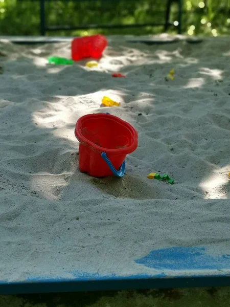 Uma Caixa Areia Infantil Com Brinquedos Coloridos — Fotografia de Stock
