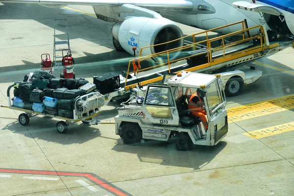 Turin Olaszország 2021 Július Egy Repülőgép Felvétele Gurulóúton Csomagok Kirakodásáról — Stock Fotó
