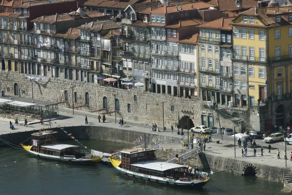 Porto Portugalsko Dubna 2009 Nábřeží Řeky Douro Loděmi Nedalekými Obytnými — Stock fotografie