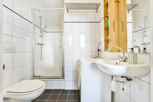 Interior Una Hermosa Casa Moderna Baño Con Ducha Lavadora —  Fotos de Stock