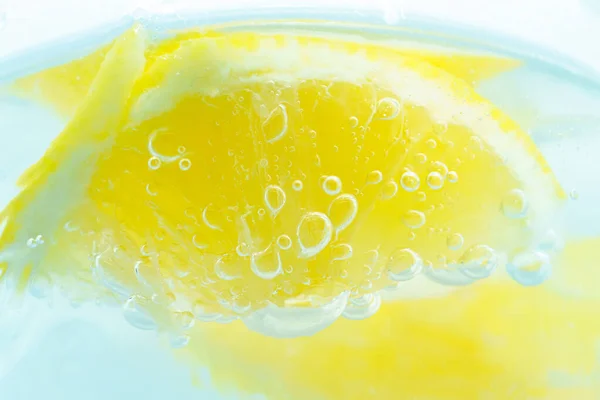 Eine Nahaufnahme Von Zitronenscheiben Die Wasser Versinken — Stockfoto