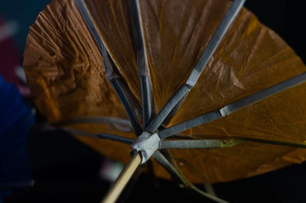 黑色背景上不同颜色的雨伞 — 图库照片