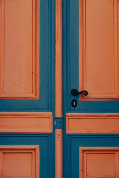 青オレンジ色の閉じたドアの垂直閉鎖ショット — ストック写真