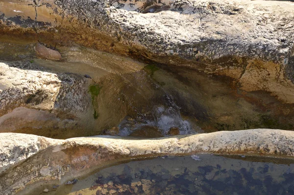 Verweerde Vieze Ronde Rotsen Gevuld Met Water Het Park — Stockfoto