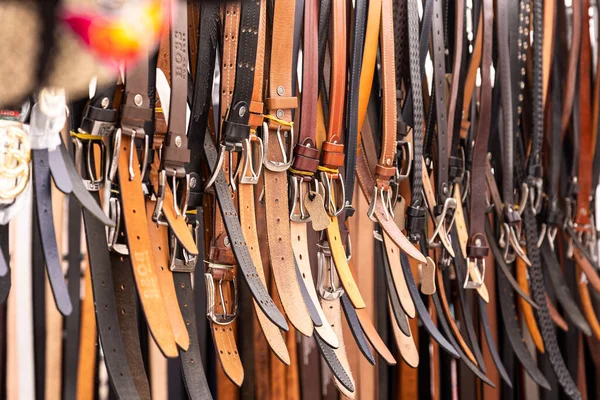 Een Close Shot Van Lederen Riemen Een Outdoor Shop — Stockfoto