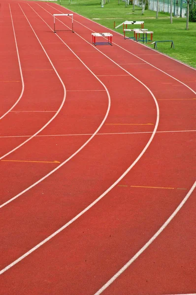 Een Verticaal Schot Van Rode Atletiek Track Bocht Buurt Van — Stockfoto