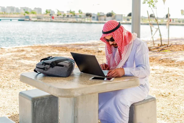 Sidovy Över Arabisk Saudiarabisk Man Som Arbetar Med Bärbar Dator — Stockfoto