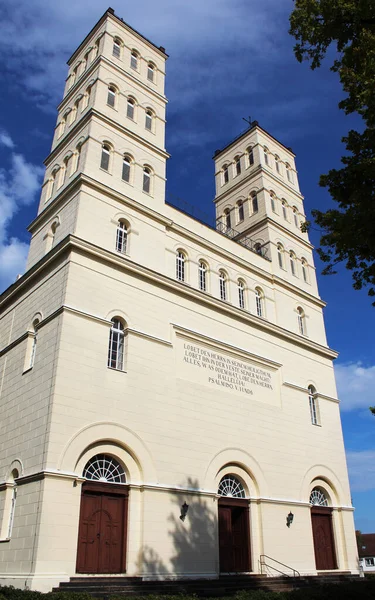 Almanya Nın Finsterwalde Kasabasındaki Beyaz Bir Kilisenin Düşük Açılı Görüntüsü — Stok fotoğraf