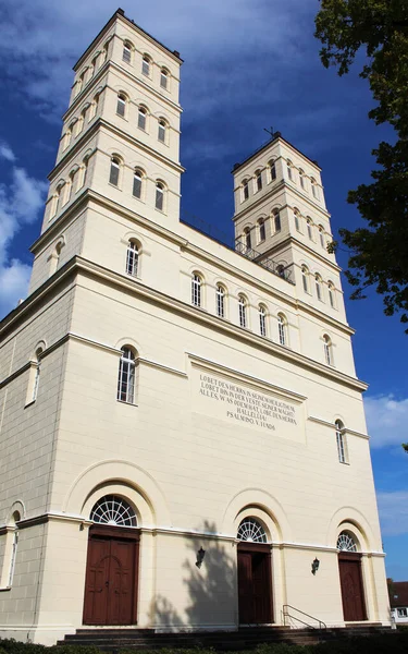 Tiro Ângulo Baixo Uma Igreja Branca Cidade Finsterwalde Alemanha — Fotografia de Stock