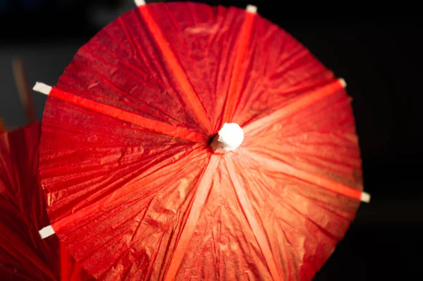 Червона Парасолька Чорному Фоні — стокове фото