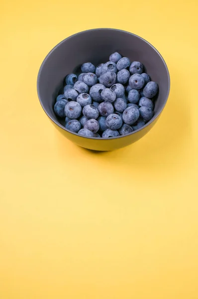 Bowl Fresh Blueberries Isolated Yellow Background Free Space Text — Stock Photo, Image