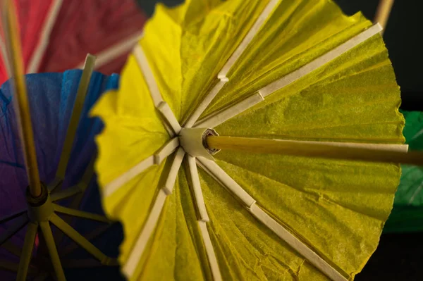 Gli Ombrelli Diversi Colori Sfondo Nero — Foto Stock