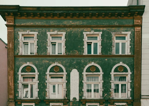 Detailní Záběr Staré Zelené Budovy Velkými Bílými Okny — Stock fotografie