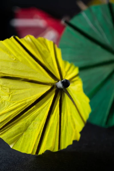 Gli Ombrelli Diversi Colori Sfondo Nero — Foto Stock