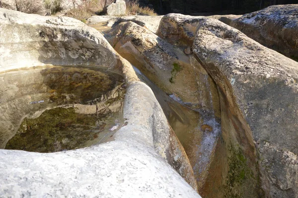 Φθαρμένοι Βρώμικοι Βράχοι Γεμάτοι Νερό Στο Πάρκο — Φωτογραφία Αρχείου