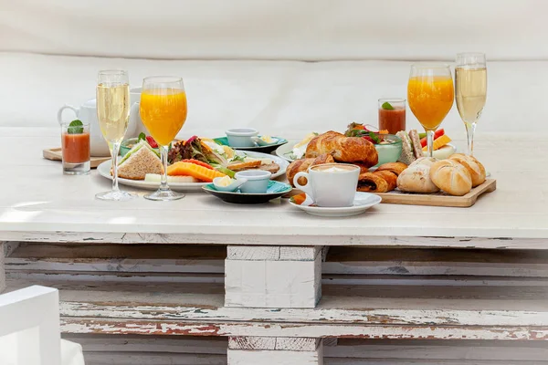 Croissants Diferentes Pasteles Con Una Taza Café Con Leche Jugo — Foto de Stock