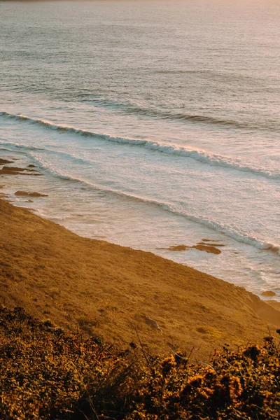 Eine Vertikale Aufnahme Von Einem Sandstrand Und Meereswellen Während Eines — Stockfoto