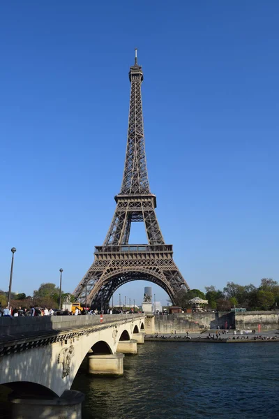 パリのエッフェル塔の垂直ショット 澄んだ青い空の下でフランス — ストック写真