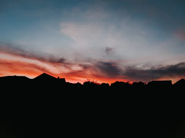 Eine Silhouette Der Ländlichen Landschaft Bei Hellem Sonnenuntergang — Stockfoto